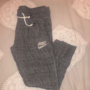 - Nike Cropped Joggers